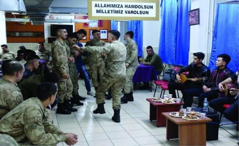 Gürpınar'da askerler türküler eşliğinde eğlendi