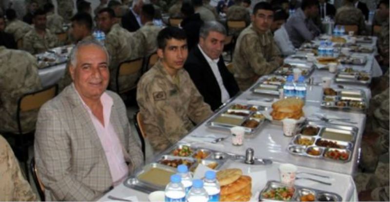 Başkale’de askerler ve vatandaşlar birlikte iftar açtı