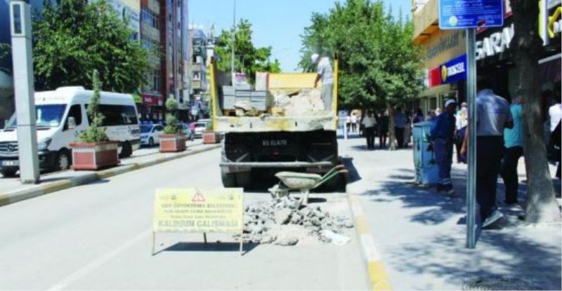 Cumhuriyet Caddesi kaldırımlarında onarım çalışması…