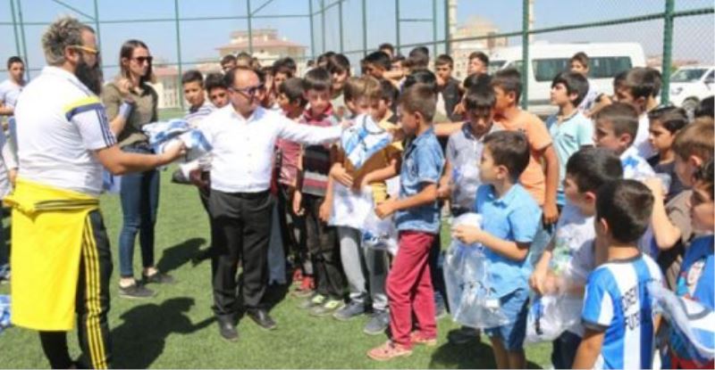Edremitli çocuklar için futbol okulu…