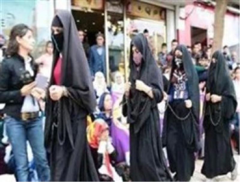 HDP, çarşaflı kadına zincir vurdu!