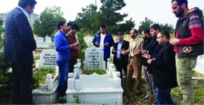 Merhum Gazeteci Yılmaz mezarı başında anıldı