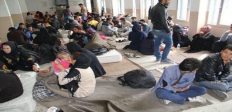 Sınırda mahsur kalan mültecileri Mehmetçik kurtardı