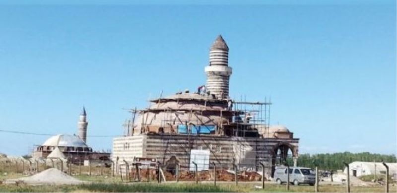 Tarihi camilerin restorasyonu sürüyor