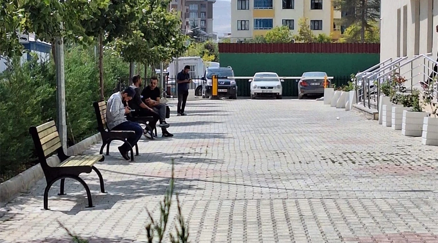 İpekyolu Belediyesi Van Tapu Müdürlüğü bahçesine oturmak bankı bıraktı