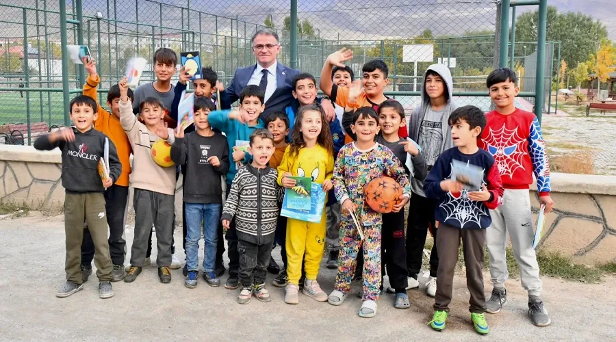 Van Valisi Dr. Ozan Balcı’dan Muradiye’de Çocuklara Kitap Hediyesi ve Sıcak Sohbet