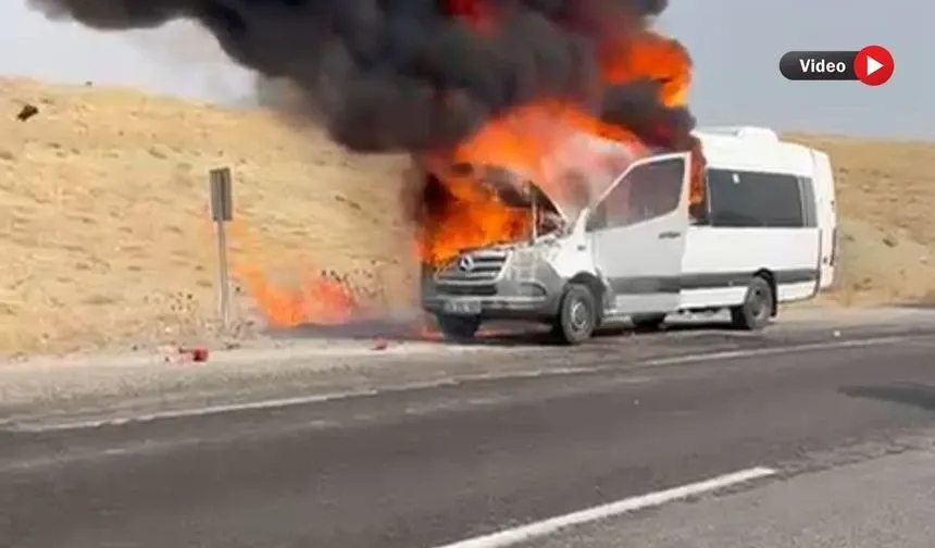 Van’da Facia’dan Dönüldü: Hareket Halindeki Yolcu Minibüsü Alev Aldı