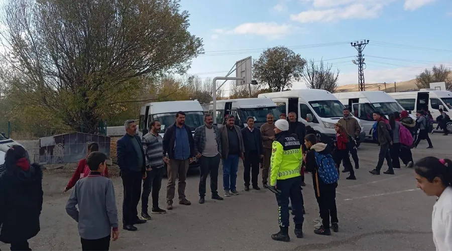 Van Jandarması Okul Servislerini Sıkı Denetimden Geçirdi: Kış Lastiği ve Trafik Eğitimi