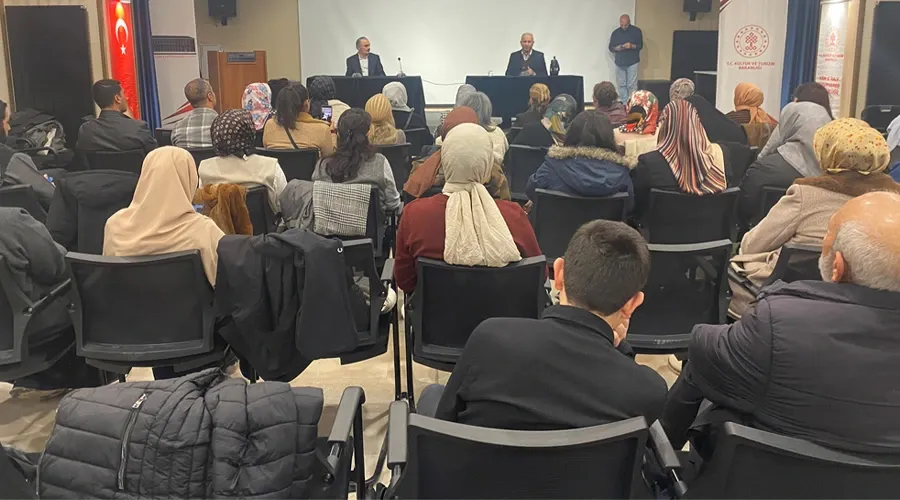 Van'da Kültür ve Sanat Buluşması: Hattat Dr. Ahmet Zeki Yavaş, Şehir Okumaları'nda Sanatseverlerle Buluştu