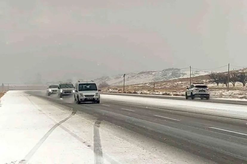 Van-Özalp yoluna dolu yağışı