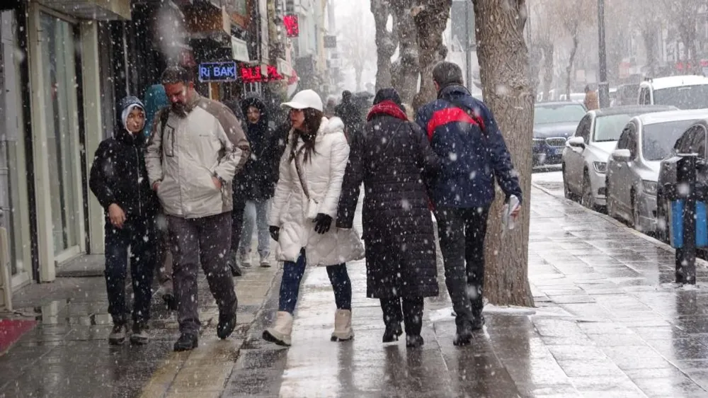 Van’da kar yağışı hayatı olumsuz etkiledi