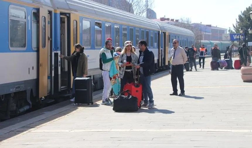 İranlı turistler nevruz için Tahran-Van trenini tercih etti
