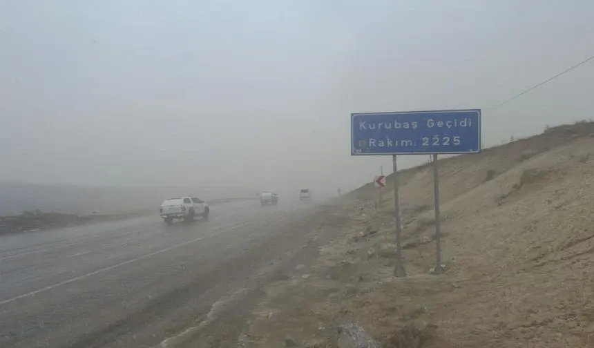 Kurubaş Geçidi’nde kar yağışı ve sis etkili oldu