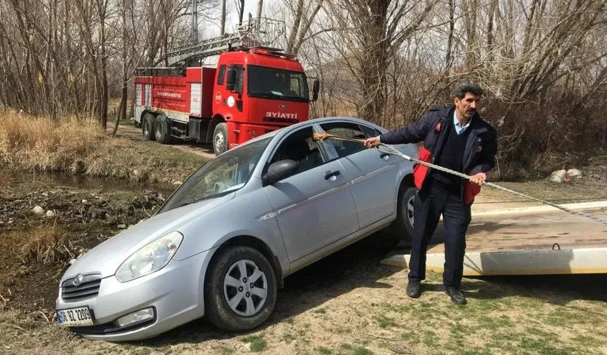 Bahçesindeki yangına yetişmek isterken kaza yaptı