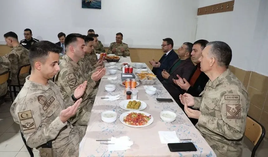 Kaymakam Erdoğan, Mehmetçikle iftar açtı