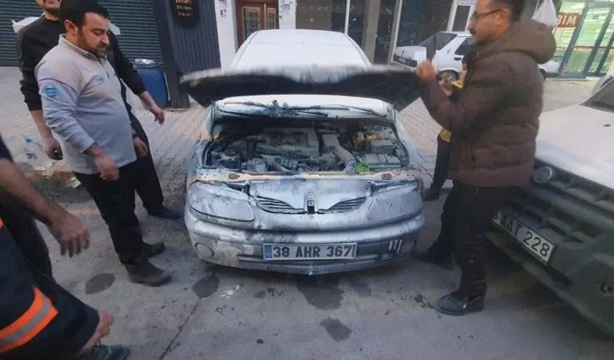 Van’da park halindeki otomobilde yangın