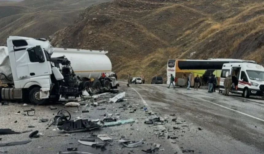 Hakkari - Van karayolunda feci kaza: 1 Ölü, 3