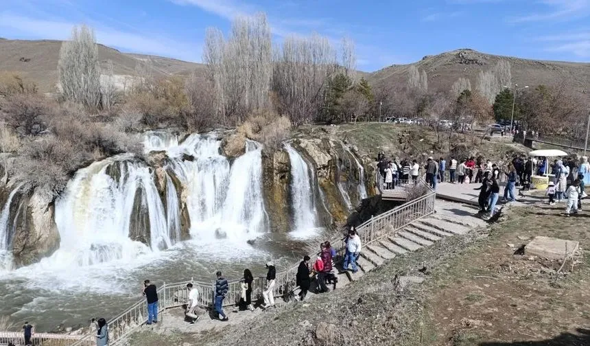 Muradiye Şelalesi ziyaretçilerin akınına uğradı