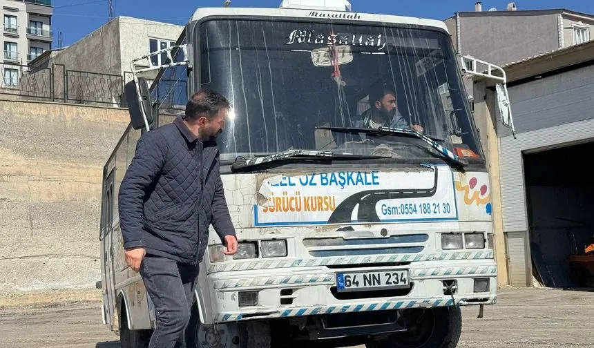 Van’da cep telefonu ile otobüsü takas ettiler