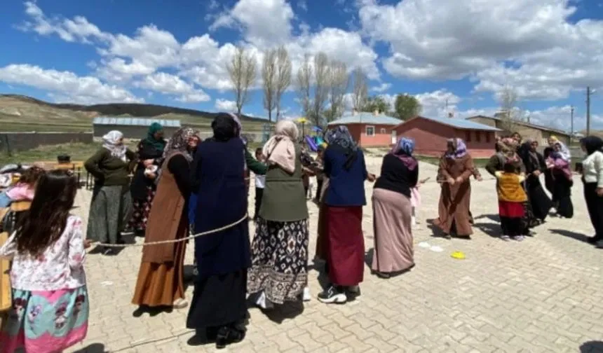 Öğrenciler ve anneler etkinlikte buluştu