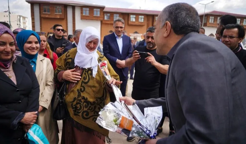AK Parti heyetinden, Saray