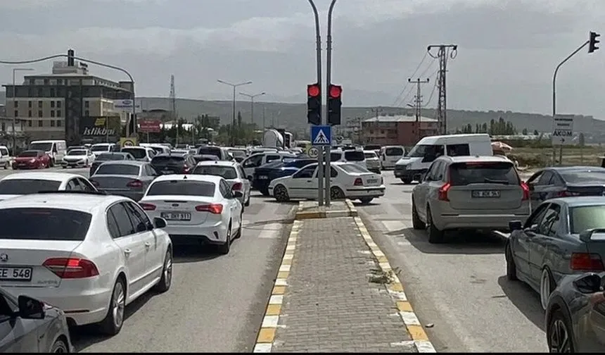 Van-Edremit yolunda trafik yoğunluğu…