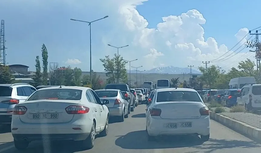 Köprülü kavşak çalışmaları trafiği kilitliyor