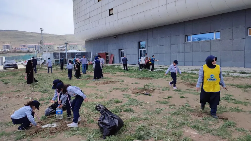 Edremit’te 400 çam fidanı dikildi