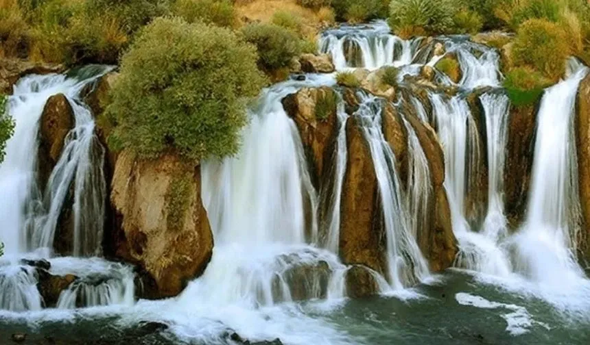 Muradiye Şelalesi Bayramda Ziyaretçi Akınına Uğradı