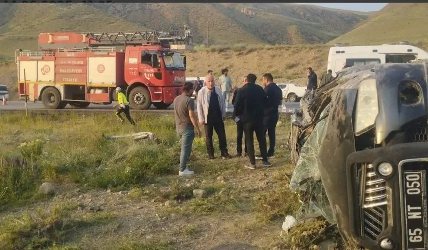 Van’da MEB Personelini Taşıyan Kamyonet Takla Attı: 4 Yaralı
