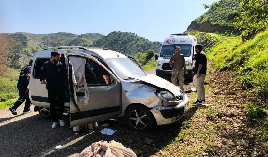 Vanlı Aile Bingöl’de Kaza Yaptı, 3’ü Çocuk 5 Yaralı