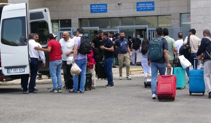 Kapıköy Sınır Kapısı’nda Dikkat Çeken Yoğunluk: İranlılar Ülkelerine Geri Dönüyor