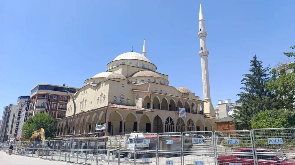 Hazreti Ömer Camii Yenileniyor, Cemaat Geçici Mescitte Buluştu
