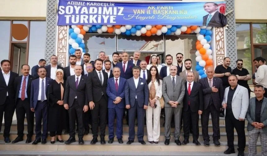 AK Parti Van Teşkilatı Bayram Coşkusunu Geniş Katılımla Kutladı
