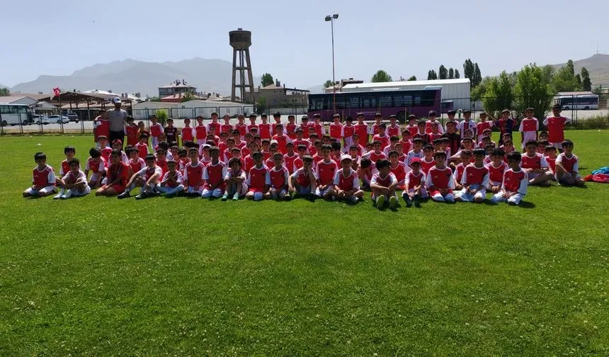 FUTBOL YAZ SPOR OKULU 400’Ü AŞKIN ÖĞRENCİYLE DEVAM EDİYOR