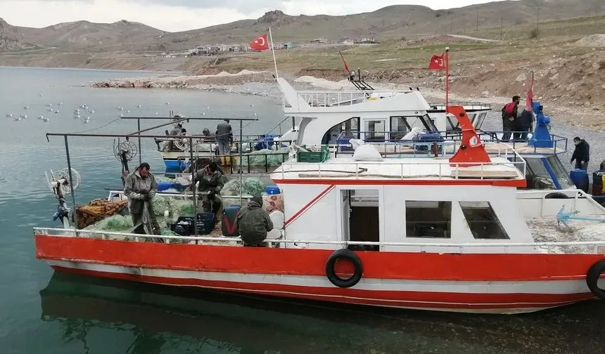 Van Gölü’nde Balıkçılar “Vira Bismillah” Diyor: Av Sezonu Başlıyor