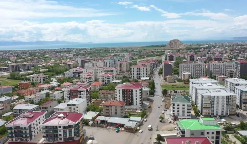 Van’da Sıcak Hava Alarmı: Uzmanlardan Sıvı Tüketimi ve Beslenme Uyarısı
