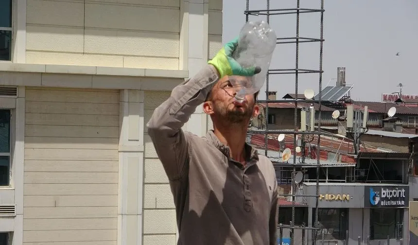 Van’da Kavurucu Sıcaklara Rağmen İnşaat İşçileri Durmaksızın Çalışıyor