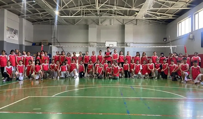 Van Büyükşehir Belediyespor geleceğin voleybolcularını yetiştiriyor