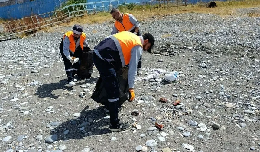 Van’da Sahiller Temizlendi, Duyarlı Davranın Çağrısı Yapıldı