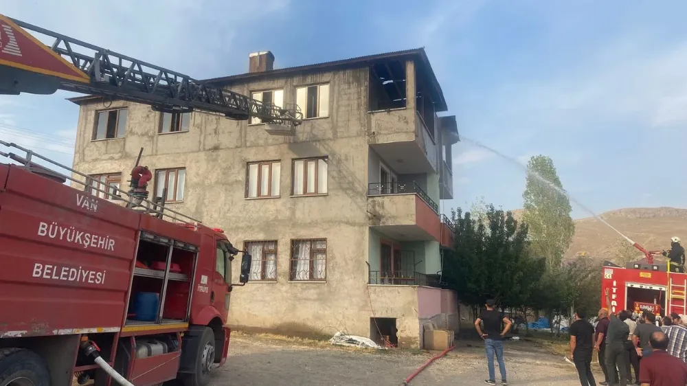 Van’da Çatı Yangını Korkuttu