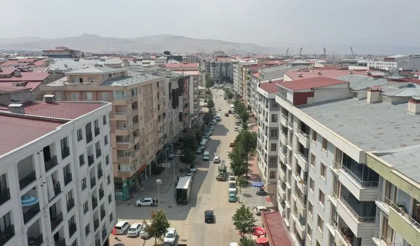 Van Büyükşehir Belediyesi Suvaroğlu Caddesini yeniliyor