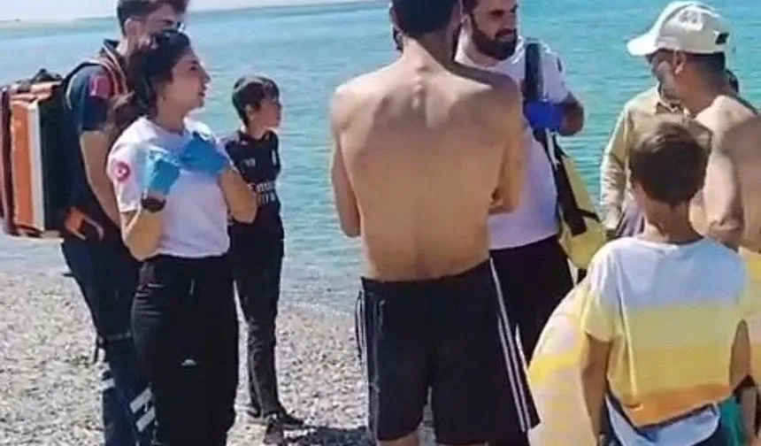 Van Gölü’nde baba ve oğlu boğulma tehlikesi geçirdi