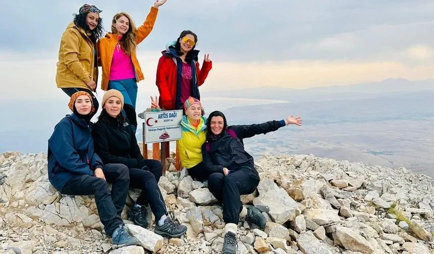 Van’dan Hakkari’ye Uzanan Zirve Rotaları: Aynı Gün İki Dağ Tırmanıldı