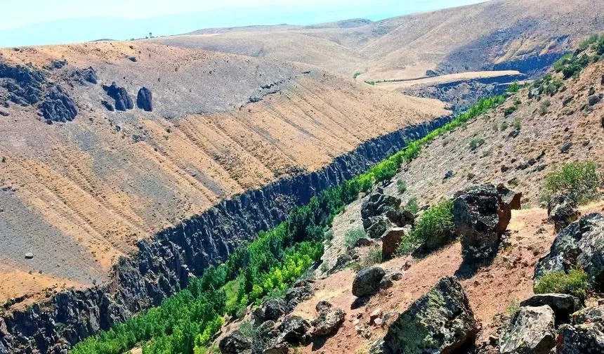 Van’da Doğaseverlerin Yeni Gözdesi: Deliçay Kanyonu’nun Muhteşem Manzarası