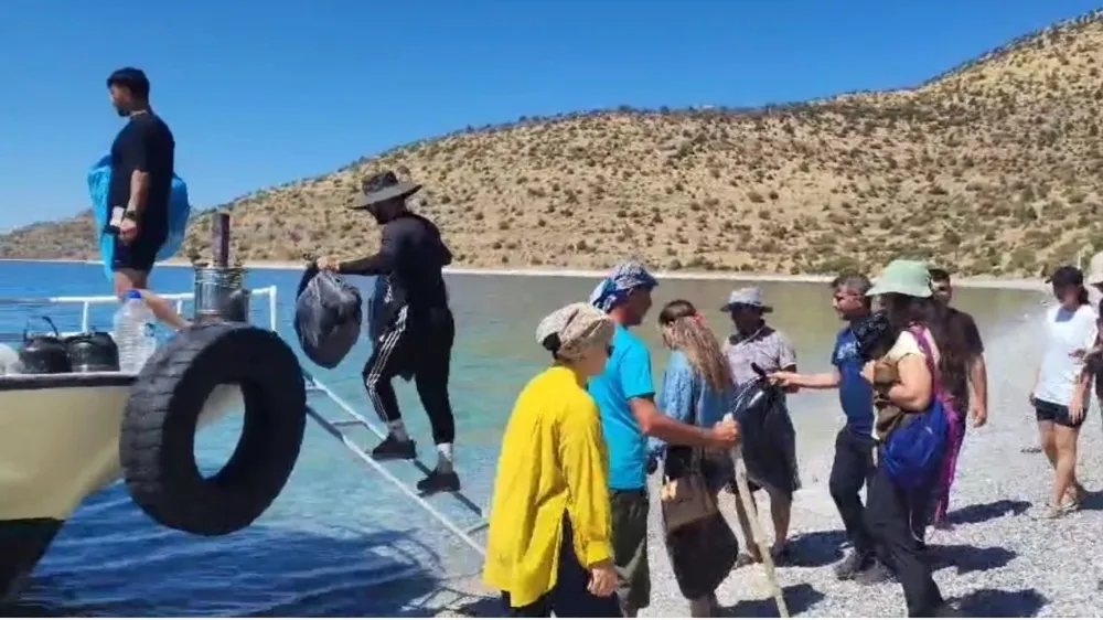 Van Gölü’nün Ağın Sahilinde Doğa Temizliği: “Çöpünüz Kimliğinizdir”