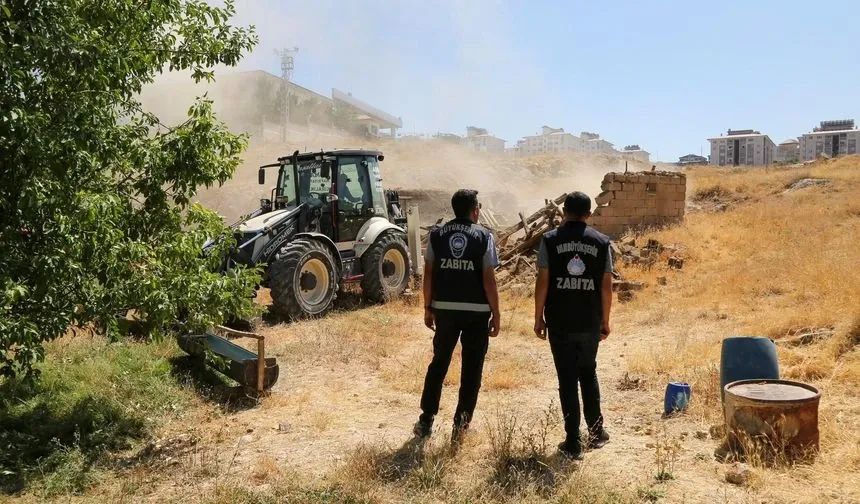 Van Büyükşehir Belediyesi’nden Metruk Yapı ve Ahırların Yıkım Çalışmaları