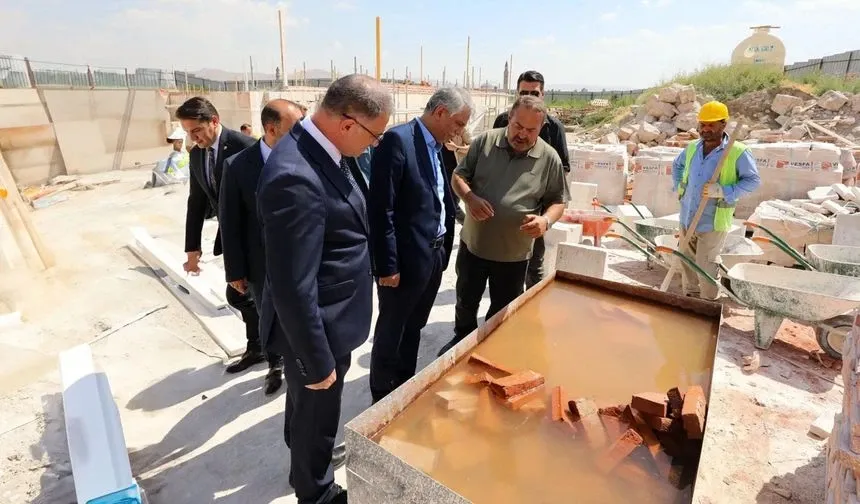 Bakan Yardımcısı Alparslan, Van’daki 750 Yıllık Ulu Cami’de İncelemelerde Bulundu