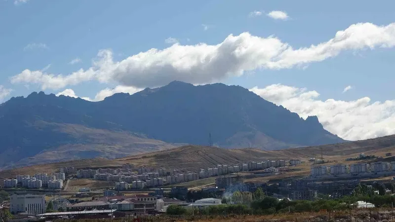 Van’ı çevreleyen dağlarda bulut şöleni