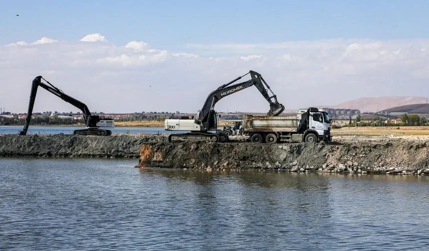 Van Gölü’nde Dip Çamuru Temizliği Sürüyor